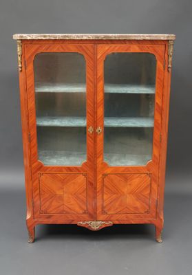 une armoire ancienne en bois avec des portes vitrées et un plateau en marbre