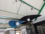une lampe bleue et noire suspendue au plafond
