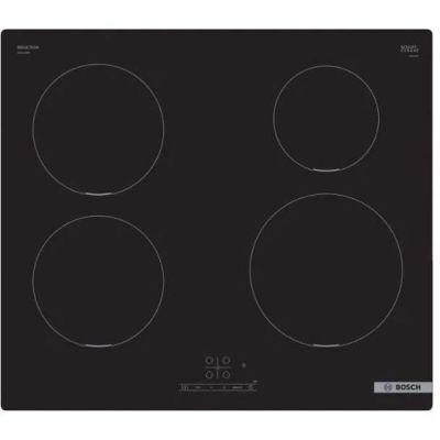 une plaque de cuisson noire à trois feux et à quatre feux