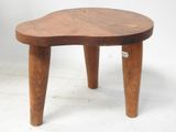une petite table en bois à deux pieds sur fond blanc