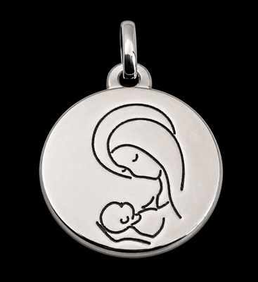 un pendentif en argent représentant une femme tenant un bébé dans ses bras