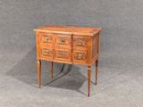 une petite commode en bois posée sur une table