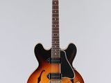 un gros plan d'une guitare électrique sur fond blanc