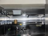 une cuisine équipée d'armoires en inox et d'un évier
