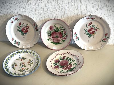 quatre assiettes ornées de fleurs posées sur une table