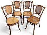 quatre chaises en bois avec des assises en osier sur fond blanc