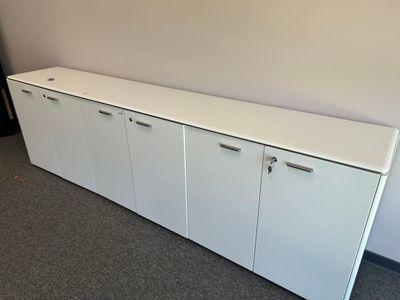 une photo d'une armoire blanche dans une pièce