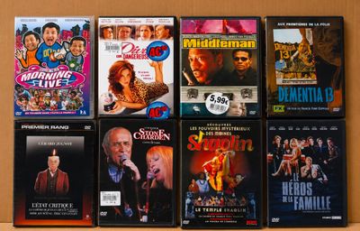 beaucoup de DVD posés ensemble sur la table