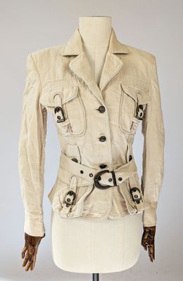 une photo d'une veste de femme sur un mannequin