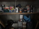 une étagère sur laquelle sont posés de nombreux objets dans une pièce