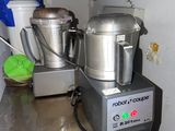 un mixeur posé sur un plan de travail dans une cuisine