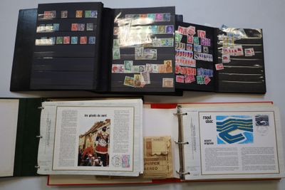 beaucoup de timbres sur les pages d'un livre