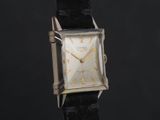 une photo d'une montre vintage au cadran carré