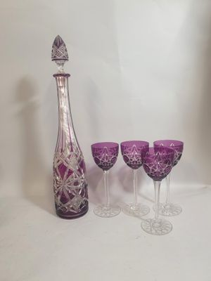 trois verres à vin et une carafe sur la table