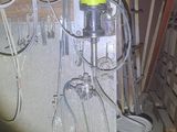 une photo d'une pièce où l'on voit beaucoup de câbles et une machine