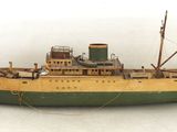 une maquette de bateau exposée sur une surface blanche