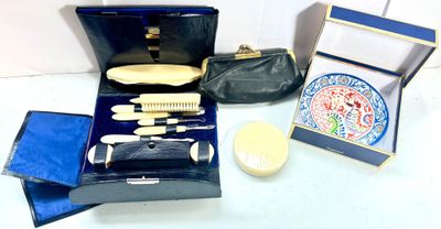 une boîte bleue contenant une brosse, un peigne et d'autres objets