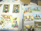 une pile de vieilles cartes postales pour enfants posée sur une table