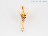 Broche en forme de tête de girafe plaquée or, ornée de perles de verre blanches