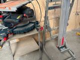 une table avec une scie et un porte-outils dans le garage