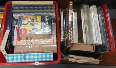 beaucoup de livres dans une boîte rouge posée sur une table