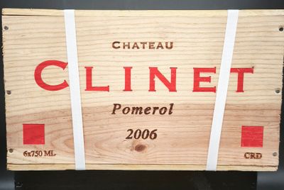 une caisse en bois sur laquelle est apposée une étiquette rouge et blanche