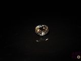gros plan d'un diamant sur une surface noire