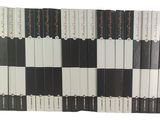 un coffret de douze livres aux couvertures en noir et blanc