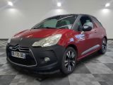 la petite voiture rouge est garée sur un sol en damier