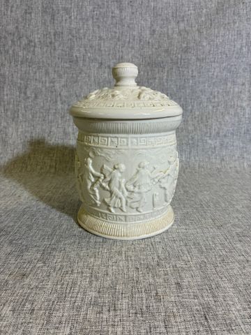 Pot couvert en porcelaine décor circulaire de danse. Haut : 19