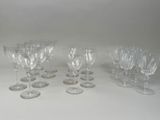 plusieurs verres à vin vides sont alignés sur une surface blanche