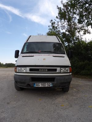 une camionnette blanche garée dans un parking