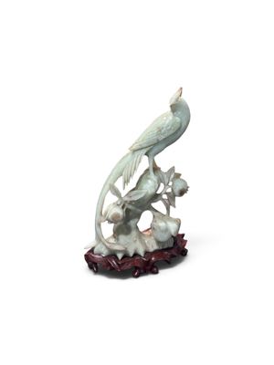 une statue représentant un oiseau perché sur un rocher