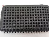 porte-monnaie en cuir noir orné de clous et de rivets