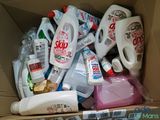 un carton rempli de produits d'entretien et d'autres articles ménagers