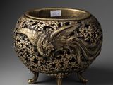 une image représentant un vase en or orné d'un motif de dragon