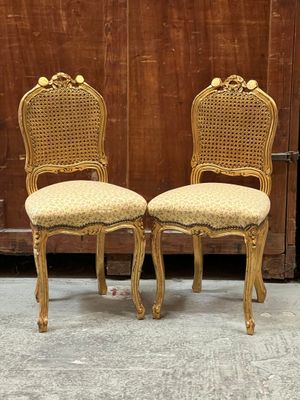paire de chaises anciennes à dossier en rotin avec coussins rembourrés