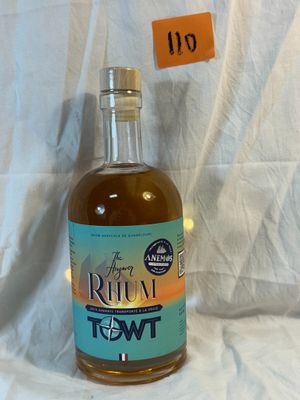 une bouteille de rhum posée sur une table