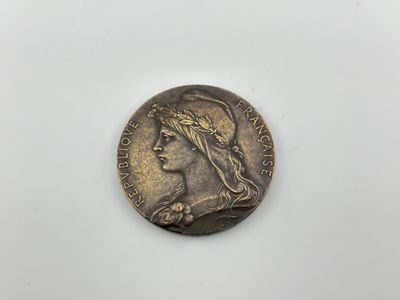 une pièce sur laquelle figure la tête d'une femme