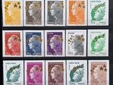 un gros plan sur une collection de timbres posés sur une surface noire