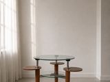 une table sur laquelle sont posées deux assiettes en verre, dans une pièce