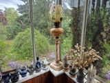 une lampe posée sur le rebord d'une fenêtre, à côté de celle-ci