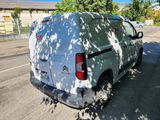 une camionnette blanche garée sur le bord de la route