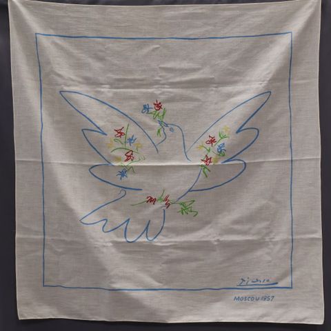D'après) Pablo Picasso (1881-1973) - Foulard « Colombe aux fleurs...