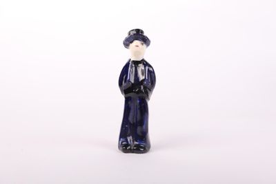 figurine bleue et blanche d'un homme en costume-cravate