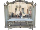 une table blanche sur laquelle est posé un miroir, devant un immeuble