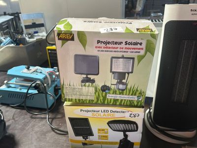 une boîte sur laquelle est posé un dispositif alimenté par énergie solaire
