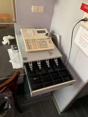 une image représentant un bureau avec une calculatrice et un clavier