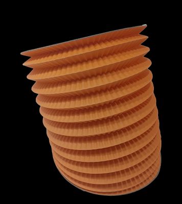 une pile de lanternes en papier orange sur fond noir