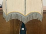 une lampe posée sur une table